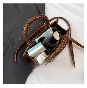 Vue intérieure du sac en cuir marron montrant l'espace pour téléphone et maquillage