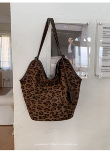 Détail du sac hobo vintage imprimé léopard en suédine avec finitions en cuir élégantes