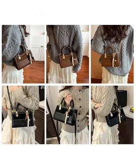 Vues détaillées des sacs à bandoulière vintage léopard et noirs avec charms en perles