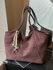 Sac Fourre-Tout en Daim Vintage Grande Capacité pour Femmes Rétro Rivet Bohème Frange Sac à Bandoulière Hobo Décontracté