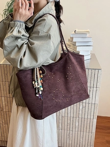 Grand sac cabas rétro en daim marron avec rivets et charm pompon bohème chic