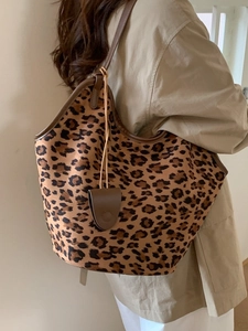 Grand sac cabas léopard vintage en daim avec bandoulières en cuir pour femmes