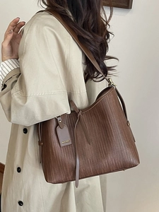 Borsa hobo grande marrone con trama intrecciata e tracolla larga da donna