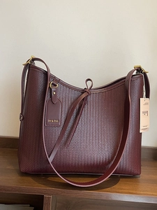 Borsa hobo in pelle intrecciata bordeaux con tracolla regolabile e cartellino