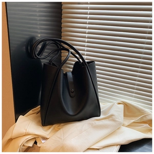 Détail du grand sac cabas noir en similicuir avec forme seau et bandoulière réglable