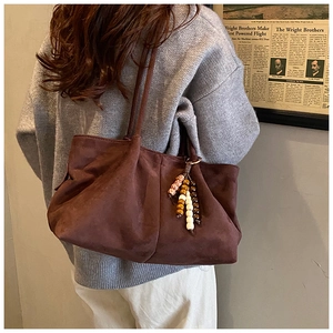 Grand sac cabas en daim marron avec pendentifs ethniques et bandoulière longue