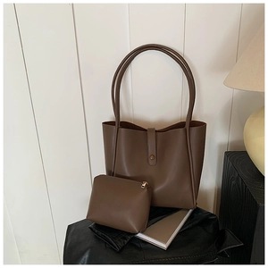 Vue détaillée d'un ensemble de sacs fourre-tout en cuir PU marron avec pochette zippée
