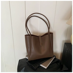 Vue détaillée du sac cabas en simili cuir marron foncé avec sangle et boucle mate