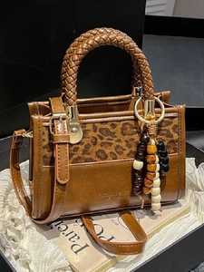 Petit Sac Carré Vintage pour Femmes en Similicuir PU Imprimé Léopard Poignée Tressée Avec Pendentif en Perles de Bois