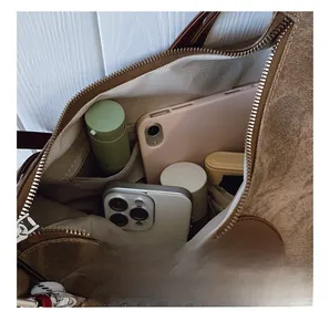 Vue de l'intérieur du sac en toile marron avec espace pour tablette et cosmétiques