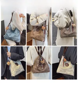 Détails du grand sac cabas hobo en trois couleurs avec logo M et pendentif ours