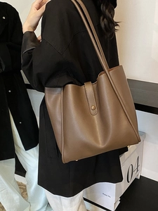 Grand sac cabas en cuir grainé marron foncé pour femme avec longues bandoulières pour le travail