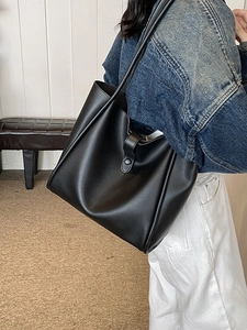 Sac fourre-tout classique en cuir noir pour femme avec un design carré minimaliste chic