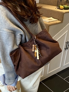 Grand sac cabas en daim marron foncé avec breloque en bois ethnique et détails plissés