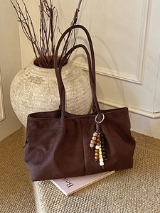 Sac cabas en similicuir suédé marron foncé avec pendentif en perles de bois chic