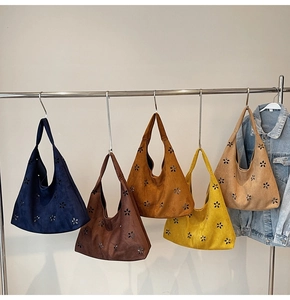 Détail de cinq sacs à bandoulière en suède avec motifs floraux découpés au laser