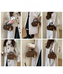 Détails sur la façon de porter le mini sac Boston avec daim marron et imprimé léopard
