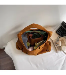Vue de dessus du sac cabas en daim marron montrant sa grande capacité pour tablette