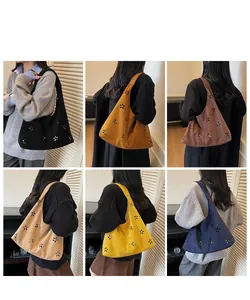 Collage de sacs cabas ajourés en six couleurs montrant le style porté épaule et matières