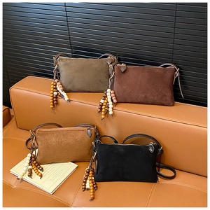 Bolsos bandolera mate en cuatro colores con detalles de borlas de cuentas elegantes