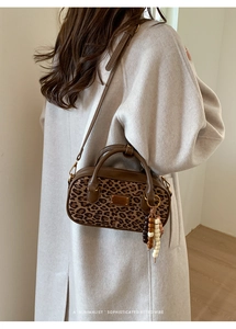 Détail du sac bandoulière léopard avec perles en bois et design rétro minimaliste