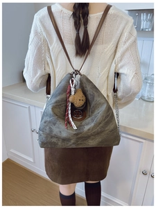 Détail du sac cabas vert olive avec breloque ours et logo métallique en M