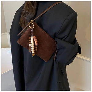 Bolso bandolera de ante marrón con colgante de cuentas retro y correa delgada