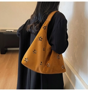 Sac hobo en daim caramel avec motifs floraux découpés au laser porté à l'épaule