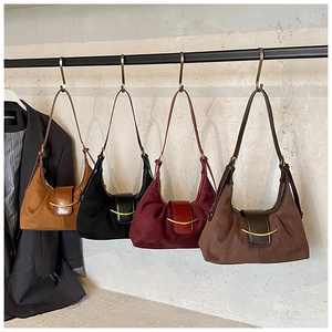 Détail de quatre sacs hobo en daim en marron, noir, rouge et café foncé avec boucle