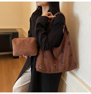 Détail du sac cabas marron caramel ajouré avec motifs floraux sur mannequin femme