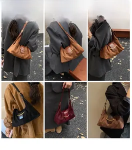 Présentation du sac hobo avec boucle métallique dorée et détails en texture suédée