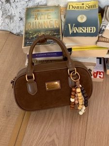 Sac cylindre en daim marron foncé rétro avec perles bohèmes et plaque dorée élégante