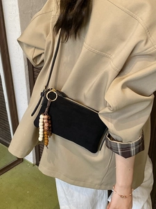 Bolso bandolera cuadrado negro mate para mujer con colgante decorativo de cuentas de madera