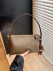 Bolso bandolera de ante marrón mate con colgante de cuentas de madera y herrajes dorados