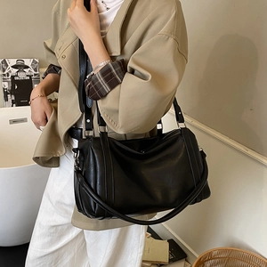 Sac cabas noir brillant en similicuir avec détails argentés et bandoulière chic