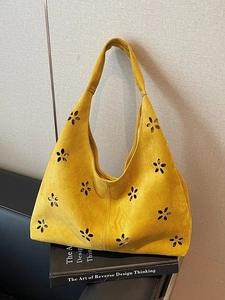 Sac hobo moderne en daim jaune gingembre avec motifs floraux découpés au laser