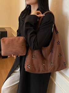 Sac à bandoulière marron en suédine avec fleurs découpées au laser et pochette assortie