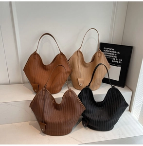 Détail de sacs fourre-tout tissés en quatre couleurs neutres comme beige et caramel