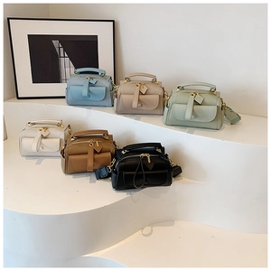 Collezione di borse a mano in ecopelle nei colori blu, beige, verde, crema e nero