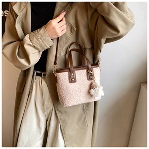 Sac seau chic en peau de mouton beige avec poignées cuir et pendentif en peluche