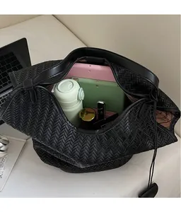 Vue détaillée du grand sac cabas tressé noir avec intérieur spacieux pour tablette