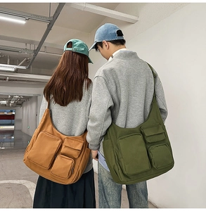 Gros plan de sacs fourre-tout en toile durable avec plusieurs poches en caramel et olive