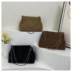 Sacs cabas matelassés en simili cuir mat camel, marron et noir avec bandoulière chaîne