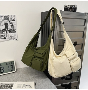 Détail du sac bandoulière en toile avec plusieurs poches et bandoulière ajustable