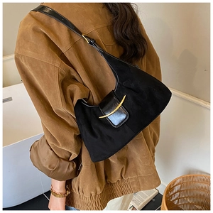 Détail du sac hobo en daim noir avec garniture en cuir brillant et fermoir doré