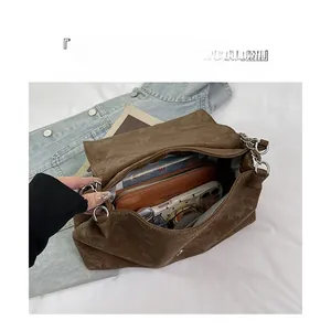Vue détaillée de l'intérieur d'un grand sac cabas vintage marron avec compartiments