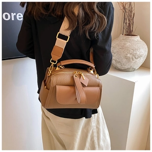 Borsa a bauletto in pelle martellata marrone con tracolla larga e dettagli oro