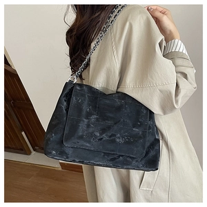 Détails du sac cabas vintage noir mat matelassé avec bandoulière chaîne argent