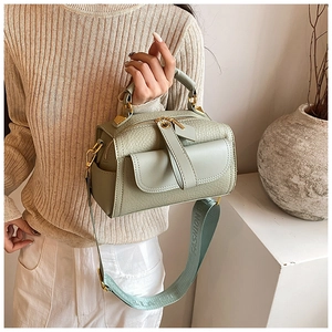 Dettaglio borsa verde chiaro trama litchi con tracolla fashion e dettagli oro