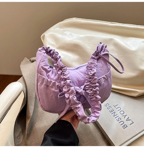 Détails du sac bandoulière plissé lilas avec bandoulière scrunchie et nœuds latéraux
